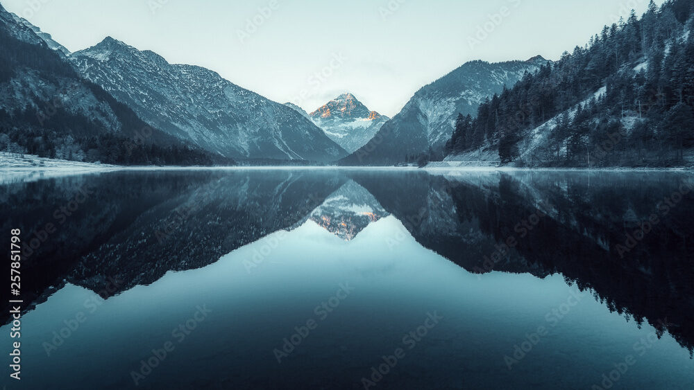 Bergsee im Morgenlicht, die Gipfel spiegeln sich im Wasser